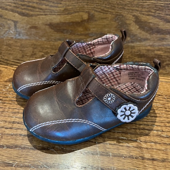 🔆Bundle of 7 Pairs of Size 6T Shoes - Picture 8 of 8